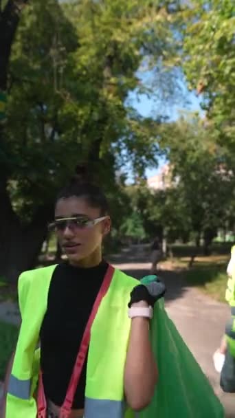 Şehirdeki Sokak Çöplerinin Temizliğine Katılan Gönüllüler Yüksek Kalite Görüntü — Stok video