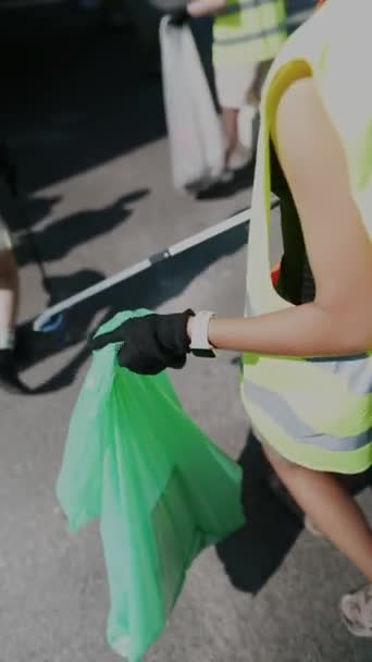 Gönüllü Kız Şehir Sokaklarından Çöp Toplayıp Özel Çöp Torbalarına Koyuyor — Stok video