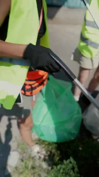 人々はボランティアとして参加し 通りからゴミを掃除し 廃袋に入れています 高品質の4K映像 — ストック動画
