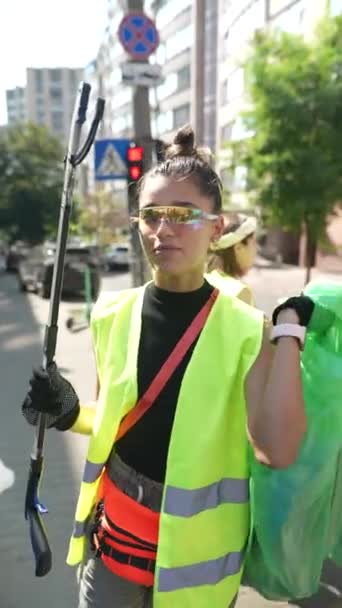 Una Volontaria Donna Sta Ripulendo Spazzatura Dalle Strade Della Città — Video Stock