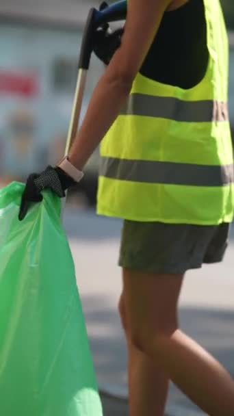 Seorang Gadis Sukarela Membersihkan Sampah Jalan Jalan Kota Dan Menyimpannya — Stok Video