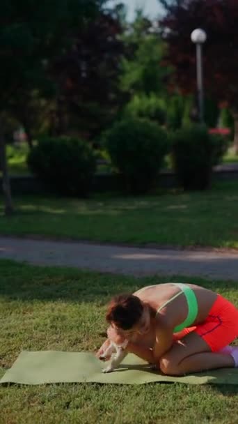Durante Seu Treino Matinal Parque Uma Jovem Mulher Esportiva Está — Vídeo de Stock