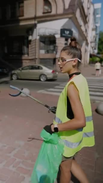 Молодая Женщина Волонтер Собирает Мусор Городских Улицах Помещает Специальные Мешки — стоковое видео
