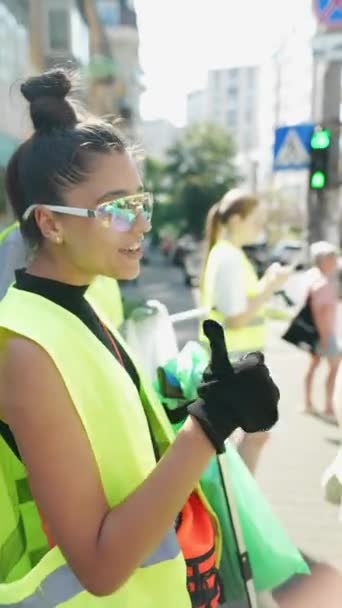 Partecipando Come Volontaria Una Ragazza Raccoglie Rifiuti Strade Della Città — Video Stock