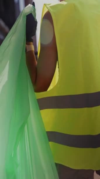 Wolontariusze Zbierają Śmieci Ulicach Wkładają Worków Śmieci Wysokiej Jakości Materiał — Wideo stockowe