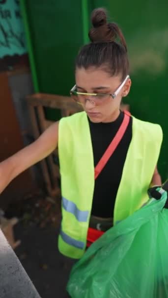 Uczestnicząc Jako Wolontariuszka Dziewczyna Zbiera Odpady Ulicach Miasta Umieszcza Wyznaczonych — Wideo stockowe