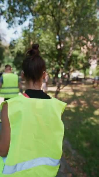 Şehir Sokaklarında Gönüllülerin Yaptığı Çöp Toplama Işi Yüksek Kalite Görüntü — Stok video
