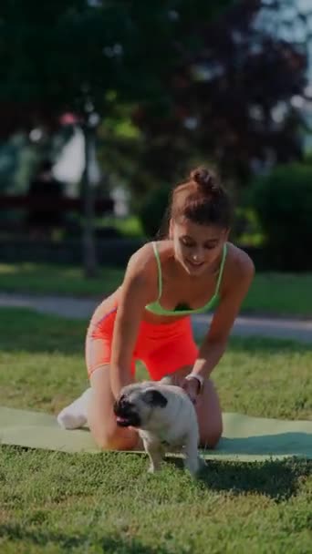Ένας Σκύλος Pug Ενώνει Μια Νεαρή Γυναίκα Πρωινή Προπόνηση Στο — Αρχείο Βίντεο