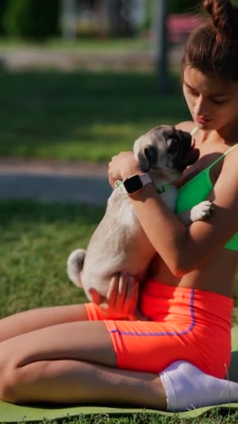 在她晨练的过程中 一个年轻活跃的女孩正在公园里与她那只呕吐的狗玩耍 高质量的4K镜头 — 图库视频影像