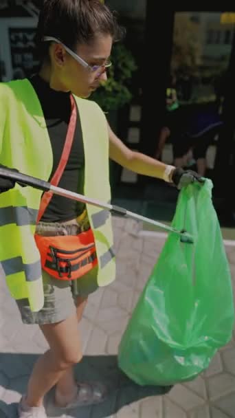 Добровольцы Расчищают Улицы Мусора Упаковывают Утилизации Высококачественные Кадры — стоковое видео