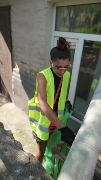 Gönüllüler Şehrin Sokaklarındaki Çöpleri Toplu Olarak Temizliyorlar Yüksek Kalite Görüntü — Stok video