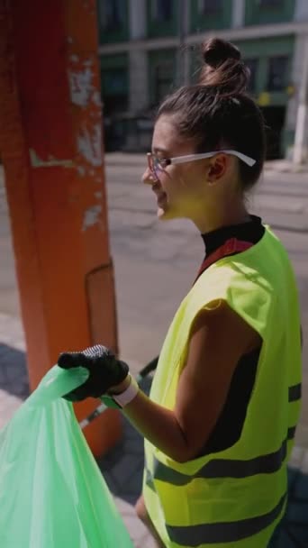 Sokaklarda Gönüllüler Çöp Toplayıp Çöp Torbalarına Koyarak Ortalığı Topluyorlar Yüksek — Stok video