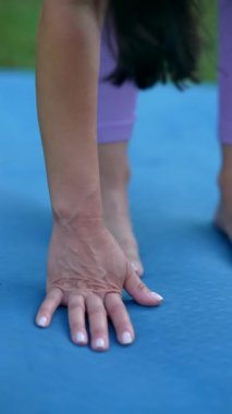 Yaz parkının tadını çıkaran sportif bir anne ve kızı fiziksel aktivitelere katılıyorlar. Yüksek kalite 4k görüntü