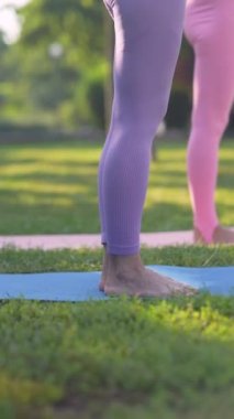 Anne kızlarının yoga sınıfına katılıyor ve birlikte pratik yapıyorlar. Yüksek kalite 4k görüntü