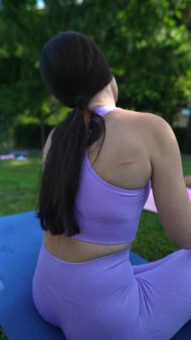 Kızının yoga seansına katılan anne aktif olarak işin içinde. Yüksek kalite 4k görüntü
