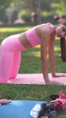 Yoga dersi bir yaz günü parkta düzenlenir. Yüksek kalite 4k görüntü