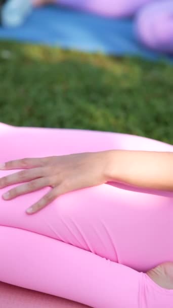 一个女孩正在城市公园练习瑜伽 高质量的4K镜头 — 图库视频影像