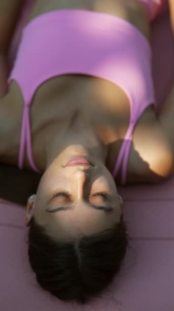 一个年轻可爱的女孩躺在阳光下的肖像 高质量的4K镜头 — 图库视频影像
