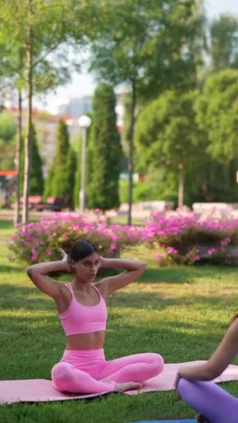 一个活泼的母亲和她的女儿喜欢夏天的公园 参加体育活动 高质量的4K镜头 — 图库视频影像