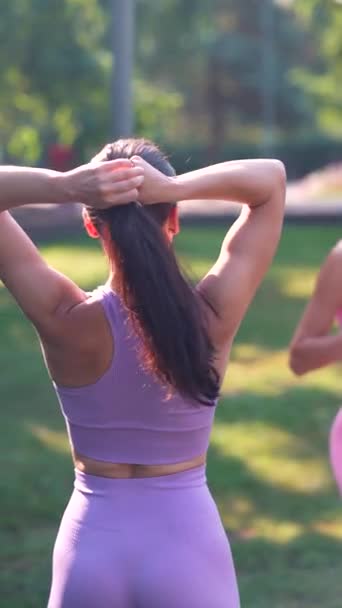 一位母亲和她的大女儿 不管是运动的还是美丽的 都在城市公园练习瑜伽 高质量的4K镜头 — 图库视频影像