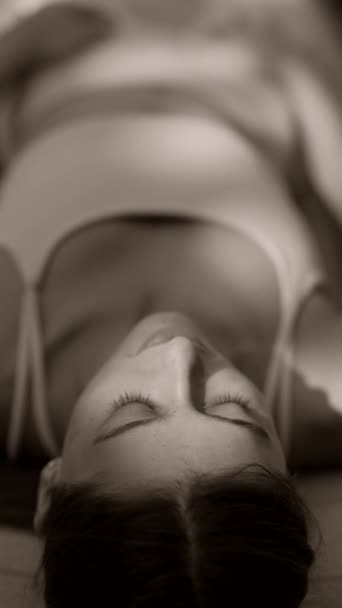 在阳光下躺在地上的一个年轻姑娘的黑白照片 高质量的4K镜头 — 图库视频影像