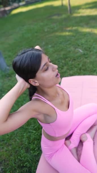 Engagez Vous Dans Une Séance Yoga Une Mère Sportive Belle — Video