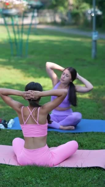 在一个夏季的公园里 一位活泼的母亲和她可爱的女儿正在参加体育活动 高质量的4K镜头 — 图库视频影像