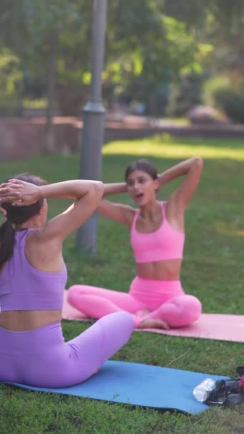 一位漂亮的母亲和她那活泼的女儿正在夏天的公园里进行体育锻炼 高质量的4K镜头 — 图库视频影像