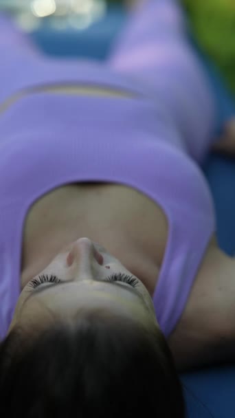 Una Ragazza Sta Praticando Yoga Nel Parco Urbano Filmati Alta — Video Stock