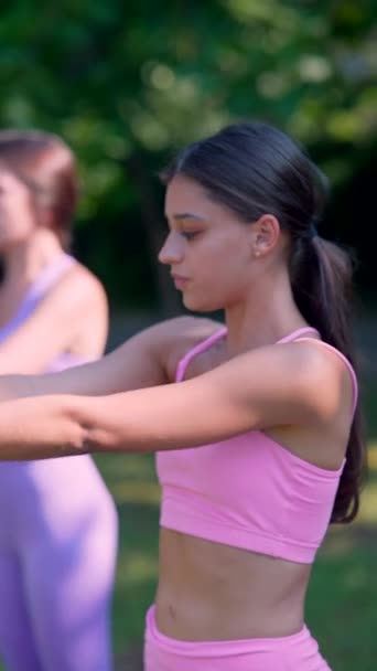 一位母亲和她的运动女儿参加了体育运动 正在享受这个夏季的公园 高质量的4K镜头 — 图库视频影像