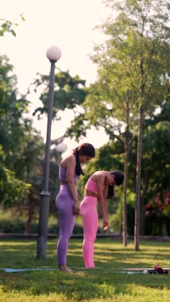 在夏季公园里 一位可爱的母亲和她那活泼的女儿正在参加体育运动 高质量的4K镜头 — 图库视频影像
