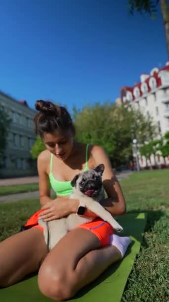 Parku Mladá Žena Sportovním Oblečení Šťastně Věnuje Hraní Svým Psem — Stock video