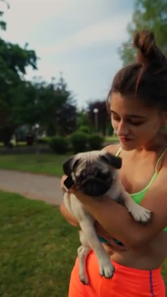Mladá Atletka Níž Připojil Její Pug Dog Demonstruje Svou Oddanost — Stock video