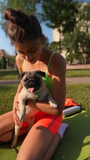 Bucurându Vară Parc Tânără Fermecătoare Interacționează Jucăuș Câinele Înregistrare Înaltă — Videoclip de stoc