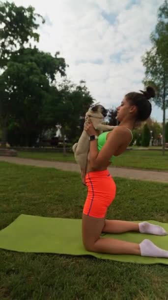 Een Jonge Vrouw Sportkleding Houdt Haar Hond Vast Doet Een — Stockvideo