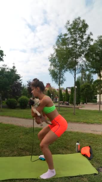 Park Begleitet Ein Mops Hund Ein Junges Sportliches Mädchen Während — Stockvideo