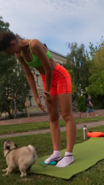 在夏季公园的风景中 一位年轻的女运动员和她那只哈巴狗正在进行体育锻炼 高质量的4K镜头 — 图库视频影像