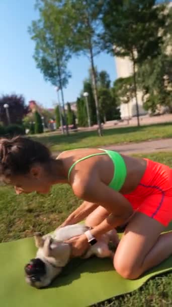 Spor Kıyafetleri Giyen Genç Bir Kadınla Köpeğinin Parkın Çimenli Çimlerinde — Stok video
