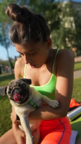 Genç Güzel Bir Kız Bir Yaz Günü Köpeğiyle Parkta Oynuyor — Stok video