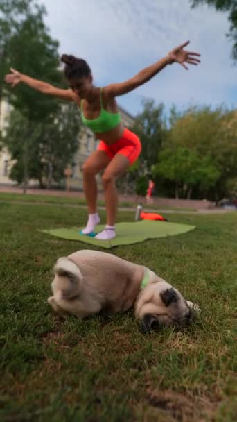 Terlibat Dalam Kegiatan Olahraga Seorang Wanita Muda Disertai Dengan Anjing — Stok Video
