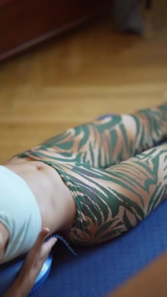 在她公寓的范围内 一个年轻的女运动员练习伸展身体 高质量的4K镜头 — 图库视频影像