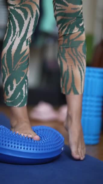 Detaillierte Blickwinkel Die Sich Auf Die Beine Konzentrieren Während Sie — Stockvideo