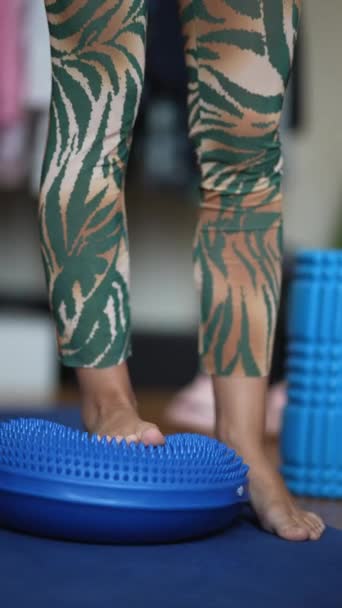 Поглиблені Знімки Підсвічують Ноги Виконуючи Вправи Напівкулі Балансу Високоякісні Кадри — стокове відео