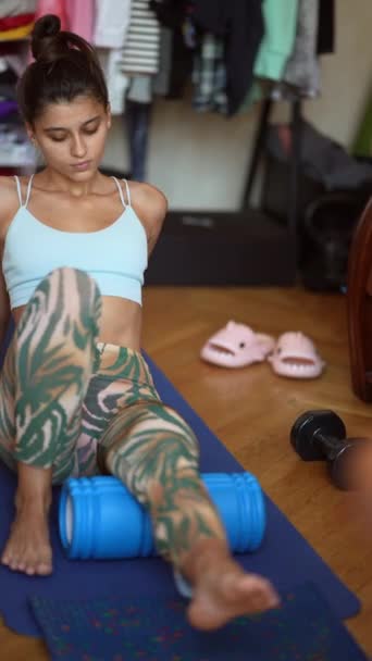 Met Behulp Van Een Massage Roller Voor Oefeningen Een Jonge — Stockvideo