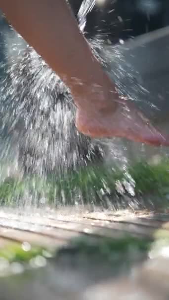 Prysznicem Plaży Pod Ręką Dziewczyna Zmywa Piasek Butów Wysokiej Jakości — Wideo stockowe