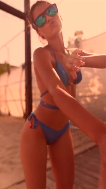 Очках Бикини Красивая Молодая Женщина Наслаждается Танцами Пляже Высококачественные Кадры — стоковое видео