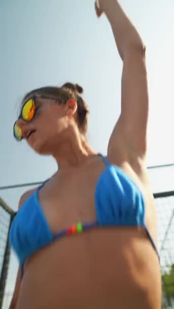 Het Strand Springt Een Prachtige Jonge Vrouw Met Een Bril — Stockvideo