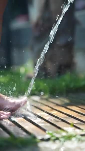 Douche Plage Fille Lave Ses Chaussures Pour Débarrasser Sable Images — Video