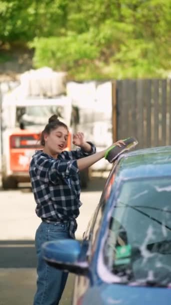 Piękna Młoda Kobieta Jest Widziana Myjni Samochodowej Używając Gąbki Roztworu — Wideo stockowe