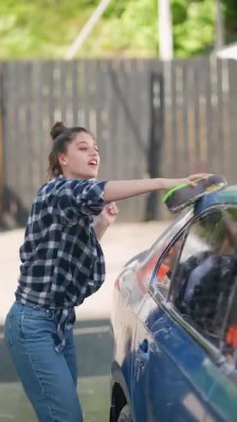Gąbką Ręku Ładna Dziewczyna Myje Samochód Myjni Używając Środka Czyszczącego — Wideo stockowe